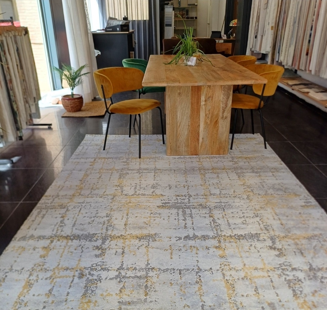 Alfombra de diseño en el estudio, con la mesa y las sillas al fondo