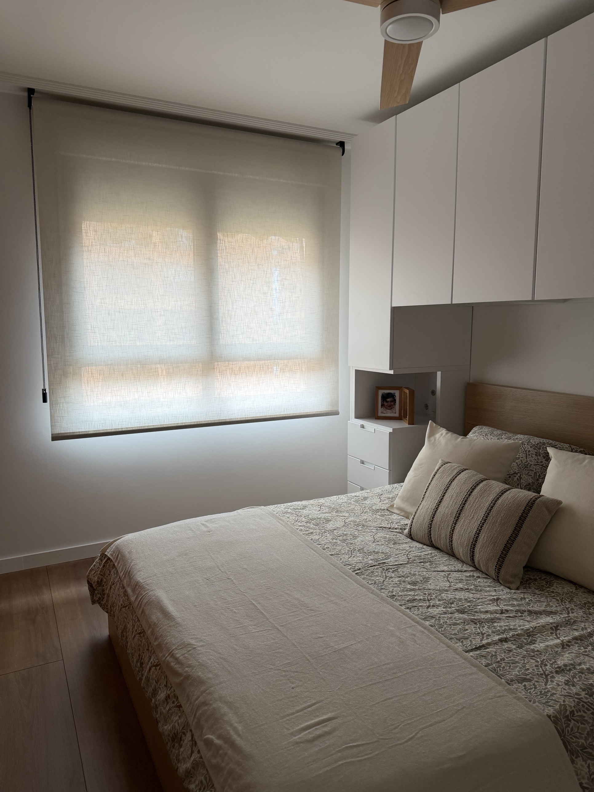 Dormitorio con enrollable de lino con cadena
