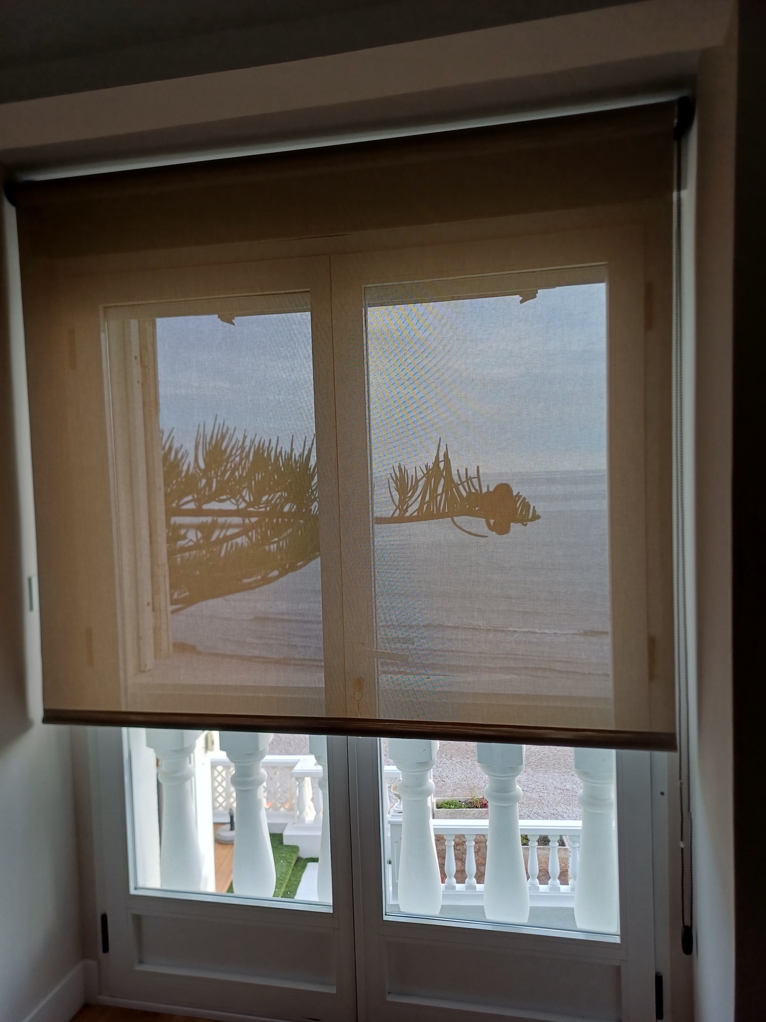Enrollable translúcido con vistas al mar